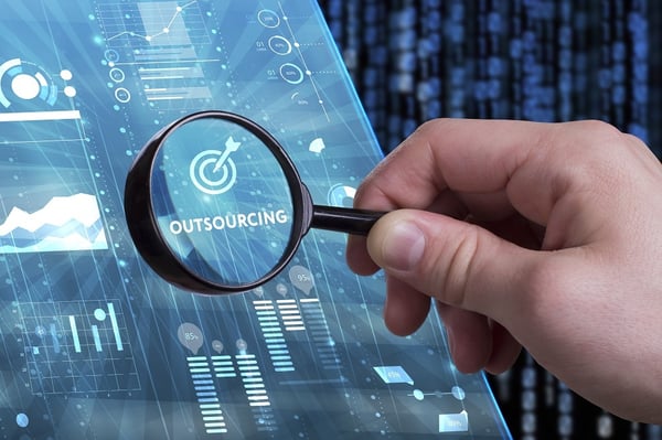 Scrivere contenuti per blog della tua azienda: fai da te oppure outsourcing?