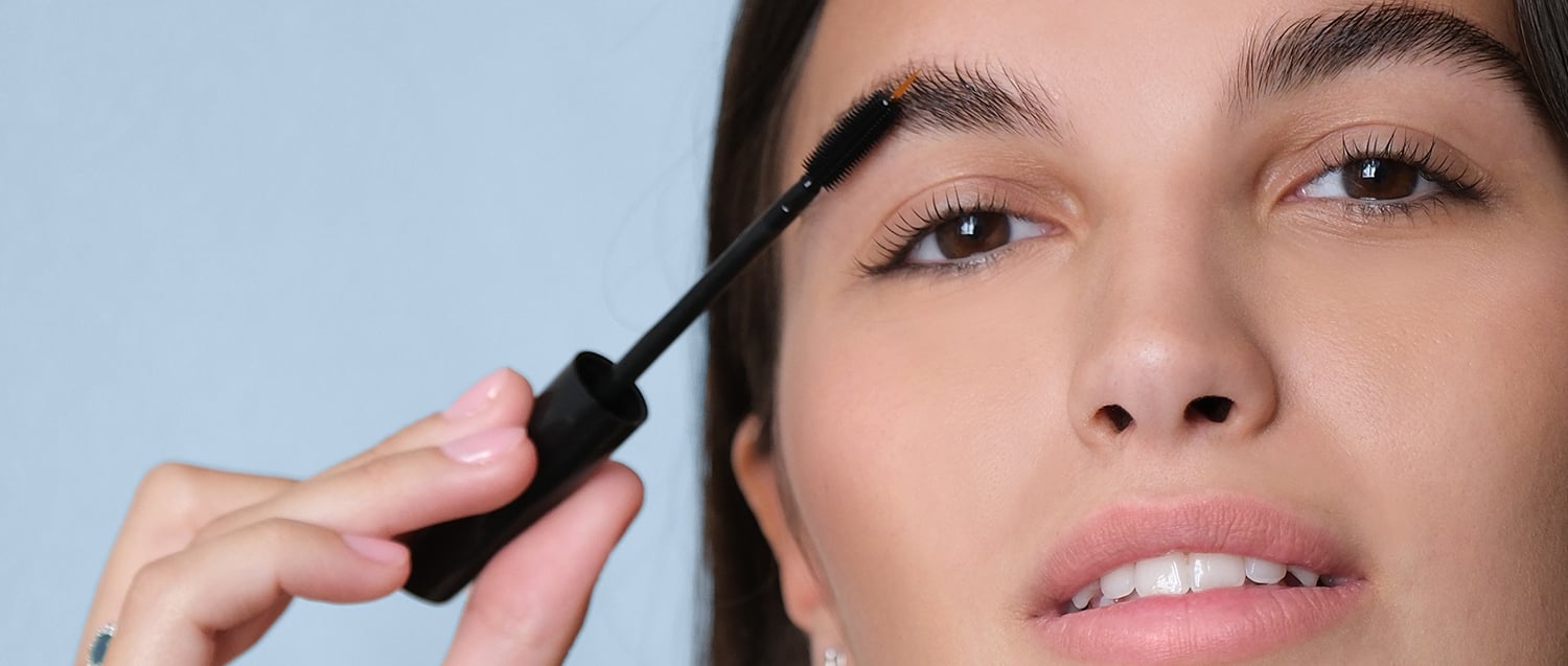 Donna che si mette il mascara