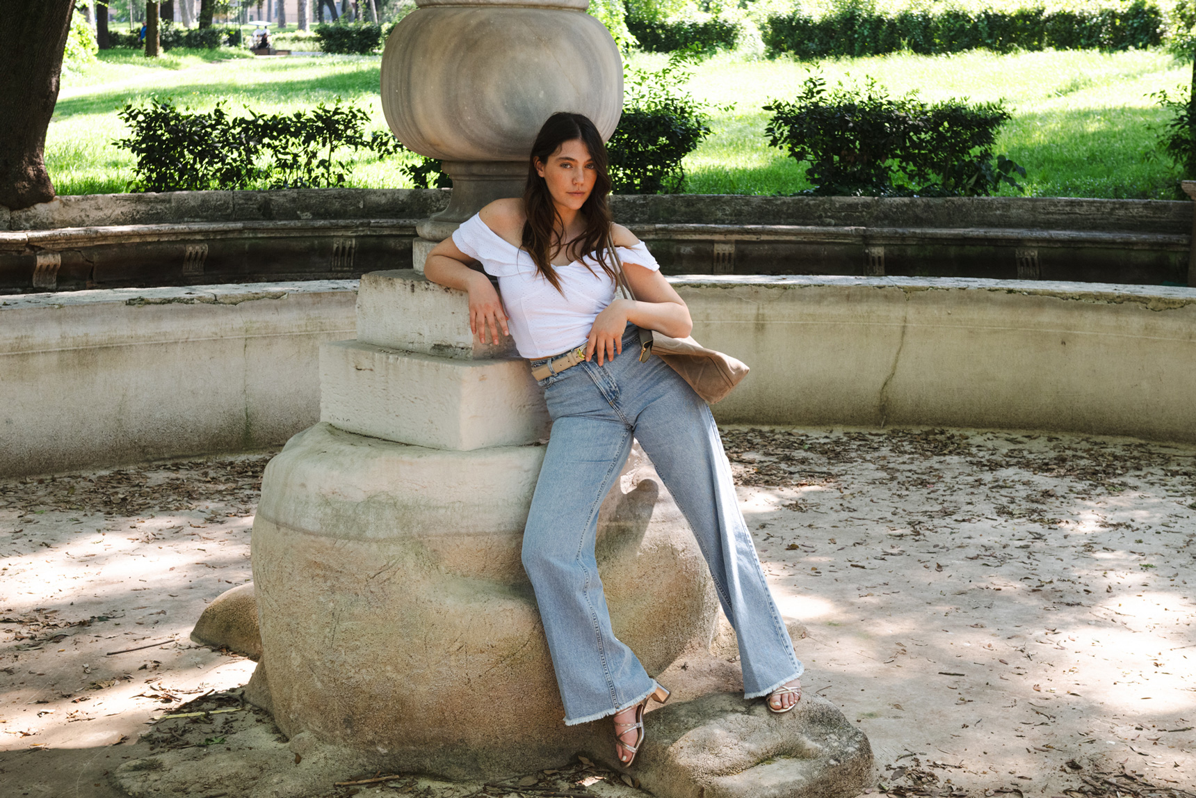 Ragazza alla moda in posa in un giardino